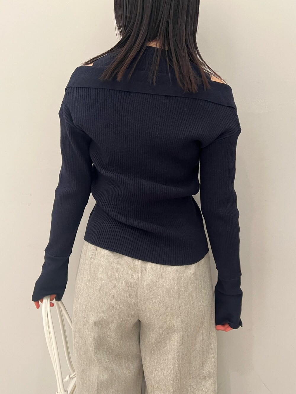 ブルー系のアンサンブル、グレー系のその他パンツを着用したレディースの冬コーディネートの7枚目の写真