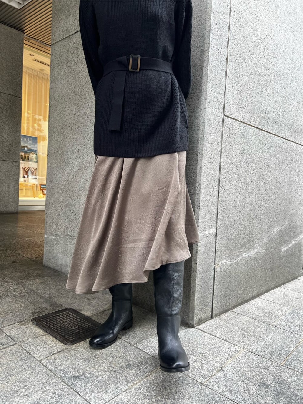 ブラック系のワンピース、ブラック系のその他シューズを着用したレディースの冬コーディネートの3枚目の写真