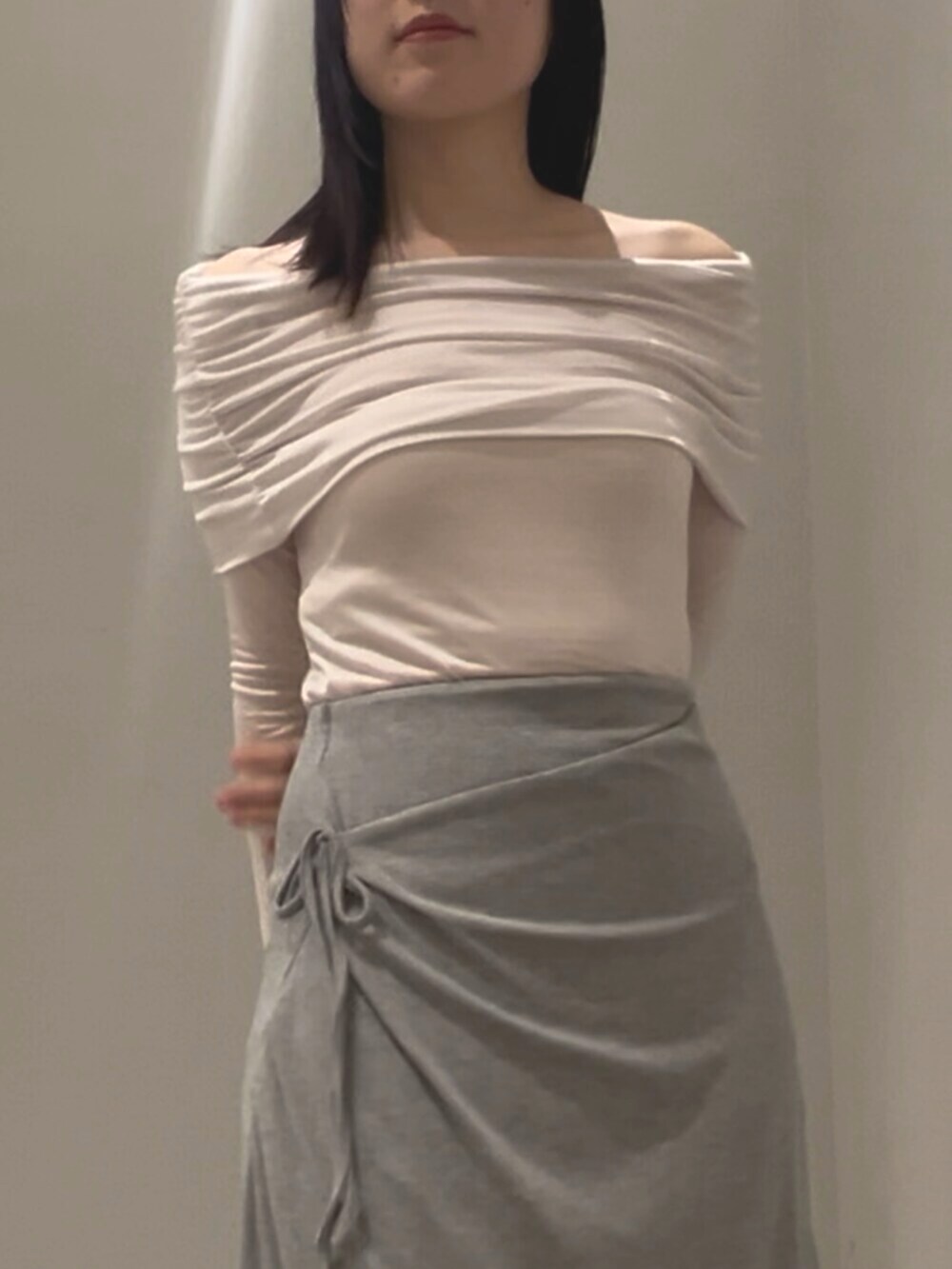 ホワイト系のサンダル、ホワイト系のTシャツ/カットソー、グレー系のスカートを着用したレディースの春コーディネートの4枚目の写真
