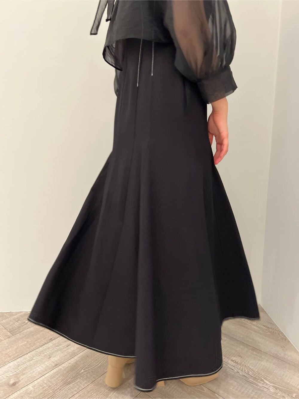 ベージュ系のブーツ、ブラック系のワンピース、ブラック系のハンドバッグを着用したレディースの秋コーディネートの8枚目の写真