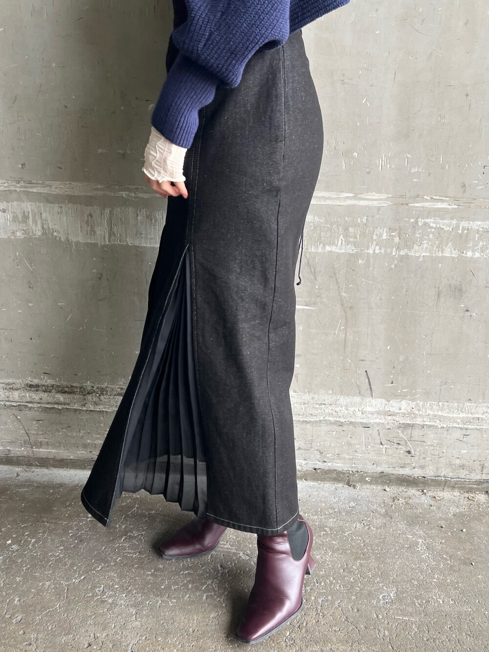 レッド系のブーツ、ホワイト系のTシャツ/カットソー、ブルー系のカーディガン/ボレロを着用したレディースの冬コーディネートの7枚目の写真