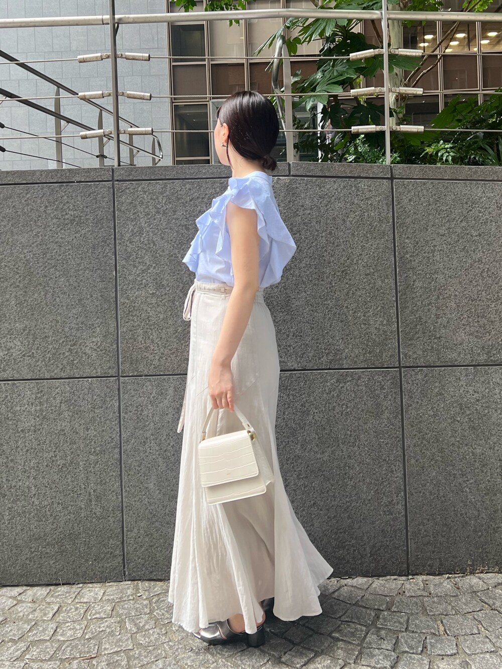 その他のシャツ/ブラウス、グレー系のスカート、ホワイト系のショルダーバッグを着用したレディースの夏コーディネートの2枚目の写真