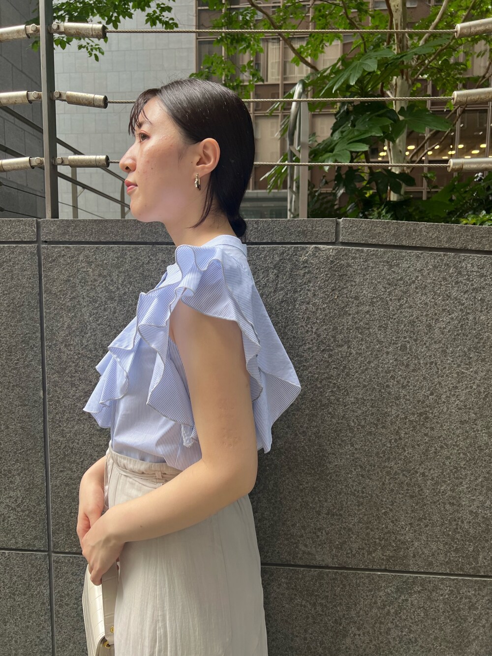 その他のシャツ/ブラウス、グレー系のスカート、ホワイト系のショルダーバッグを着用したレディースの夏コーディネートの5枚目の写真