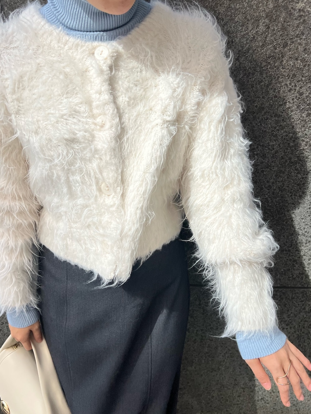 ホワイト系のブーツ、ホワイト系のカーディガン/ボレロ、ブルー系のニット/セーターを着用したレディースの秋コーディネートの7枚目の写真