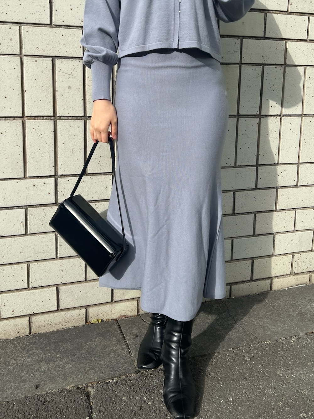 ブルー系のスカート、ブルー系のニット/セーターを着用したレディースの冬コーディネートの7枚目の写真