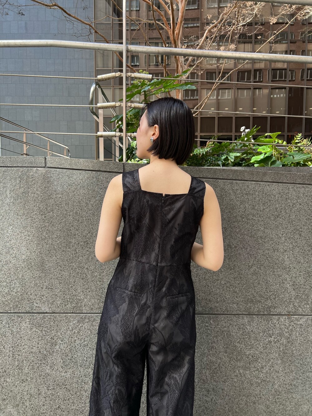 イエロー系のサンダル、ホワイト系のテーラードジャケット、ブラック系のつなぎ/オールインワンを着用したレディースの春コーディネートの8枚目の写真