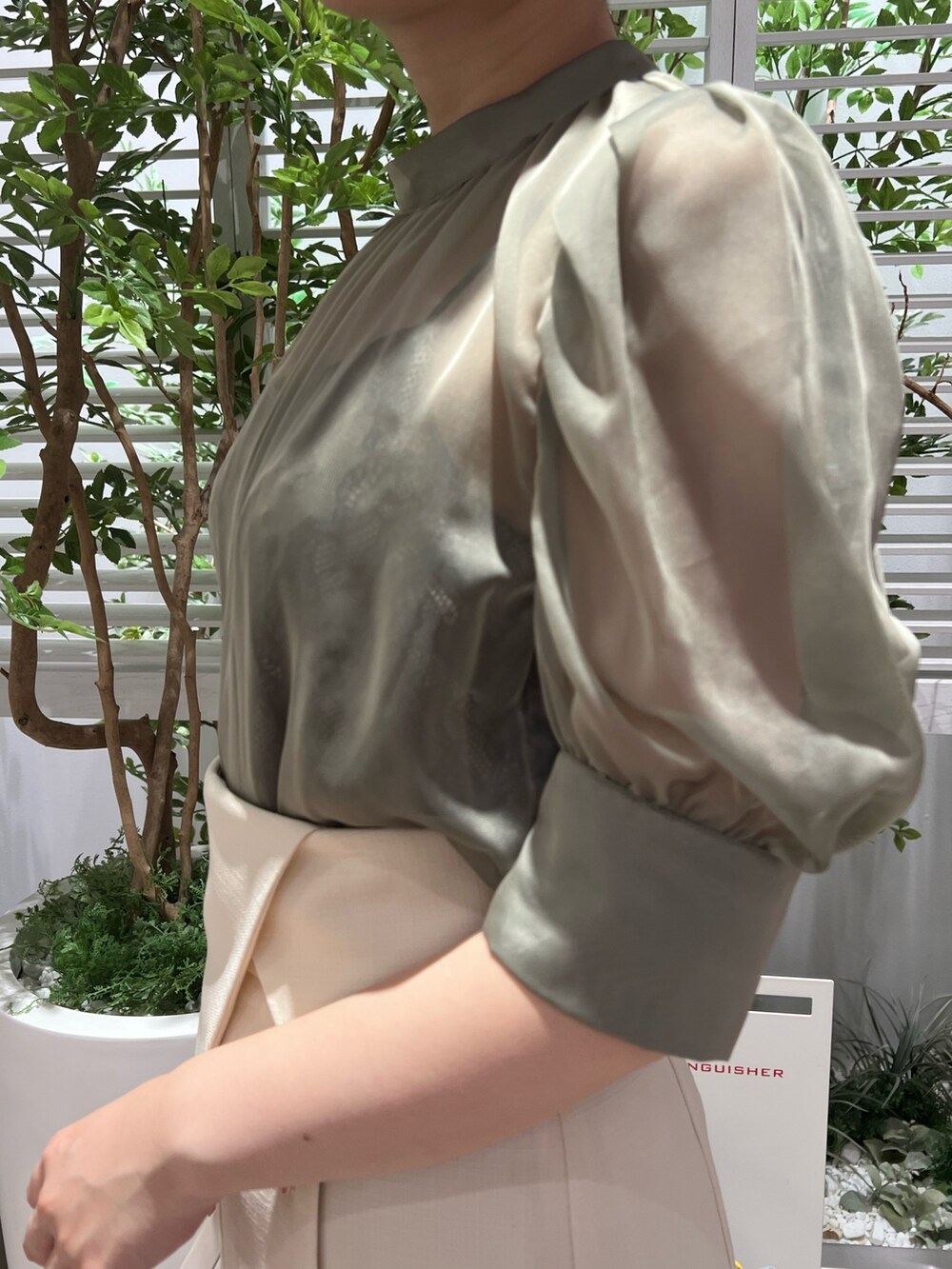 ベージュ系のサンダル、ホワイト系のショルダーバッグ、ホワイト系のスカートを着用したレディースの夏コーディネートの6枚目の写真