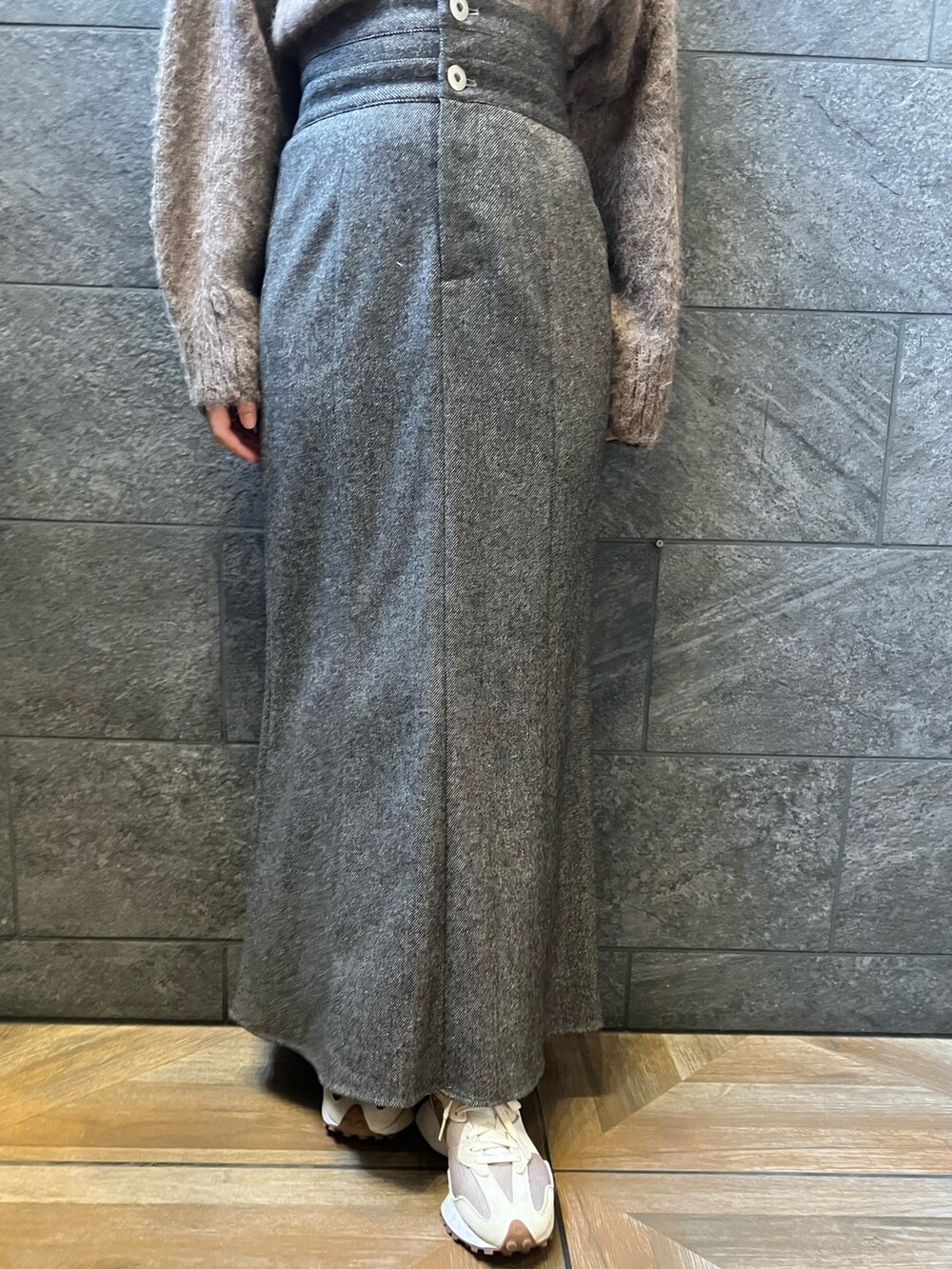 ベージュ系のスニーカー、ブラウン系のスカート、ベージュ系のダウンジャケット/コートを着用したレディースの秋コーディネートの10枚目の写真