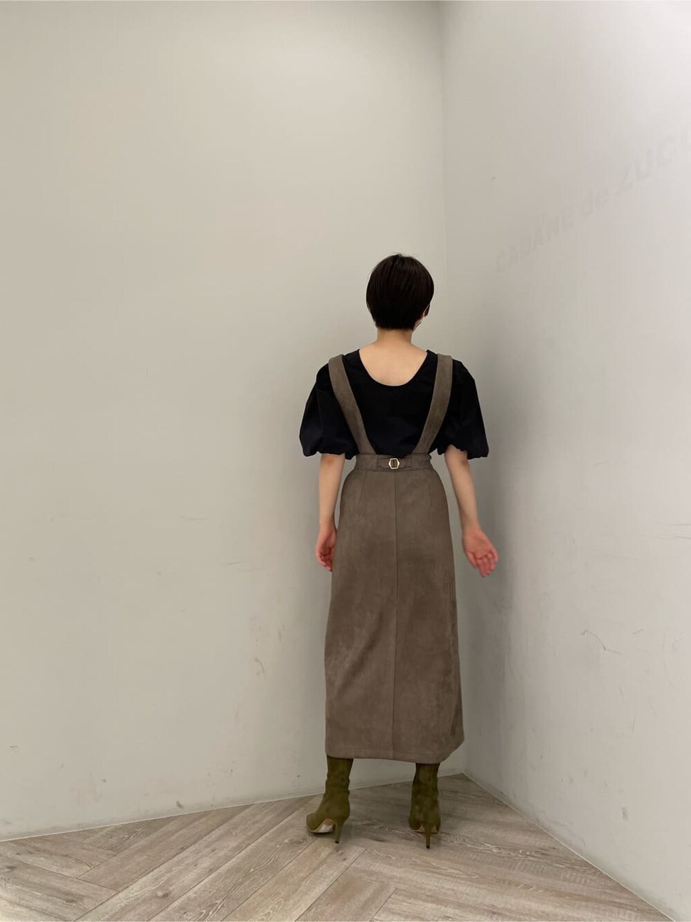 ブラック系のシャツ/ブラウス、グレー系のスカート、ベージュ系のブーツを着用したレディースの秋コーディネートの3枚目の写真