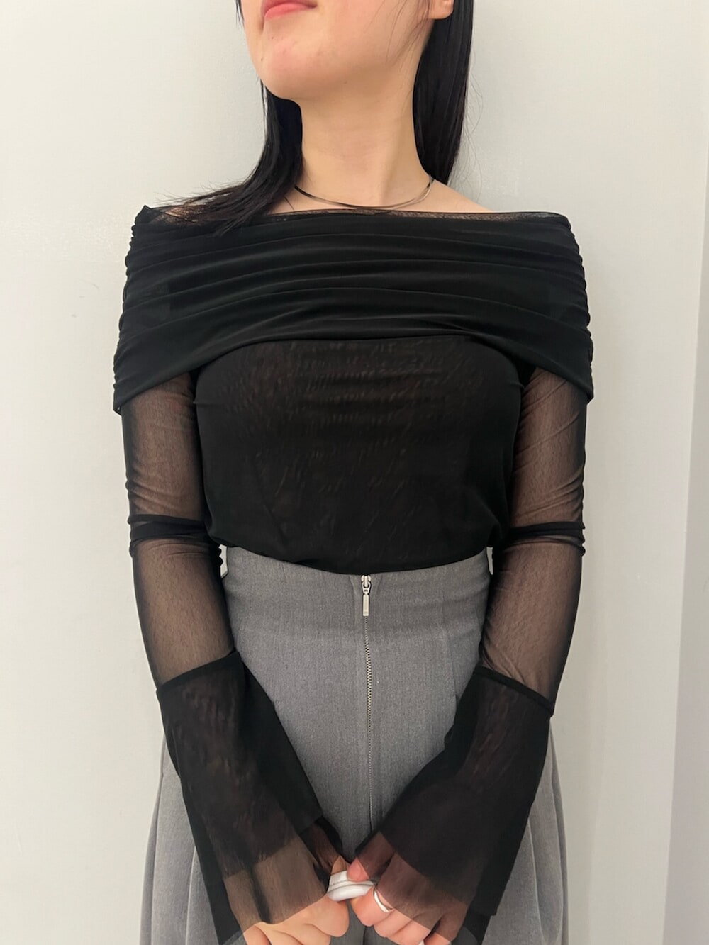 ホワイト系のサンダル、グレー系のその他パンツ、ブラック系のTシャツ/カットソーを着用したレディースの春コーディネートの4枚目の写真