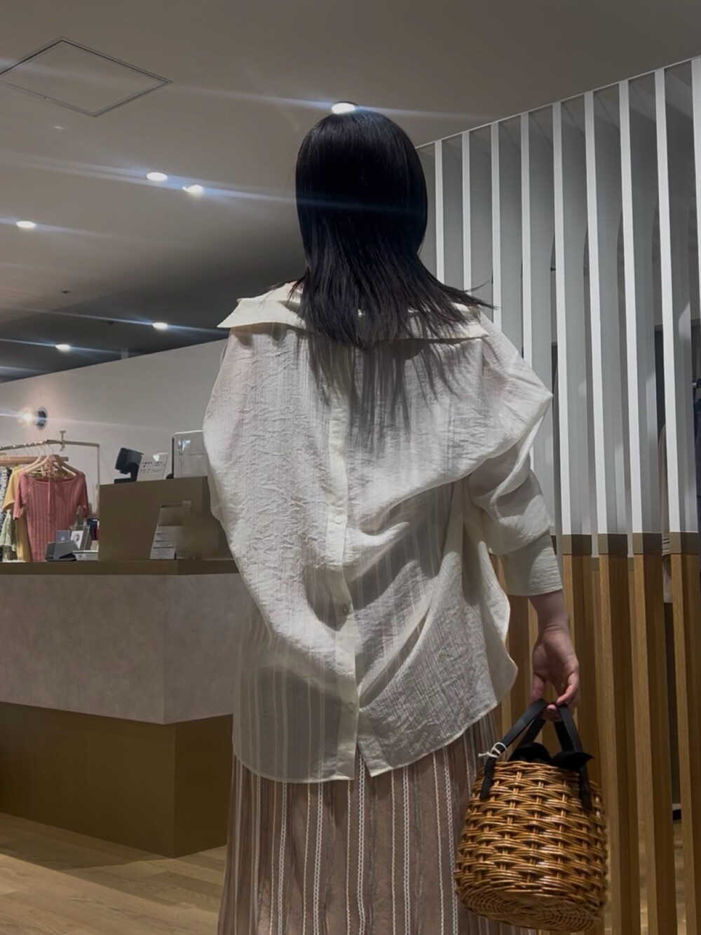 ホワイト系のシャツ/ブラウス、ブラウン系のハンドバッグ、オレンジ系のワンピースを着用したレディースの春コーディネートの5枚目の写真