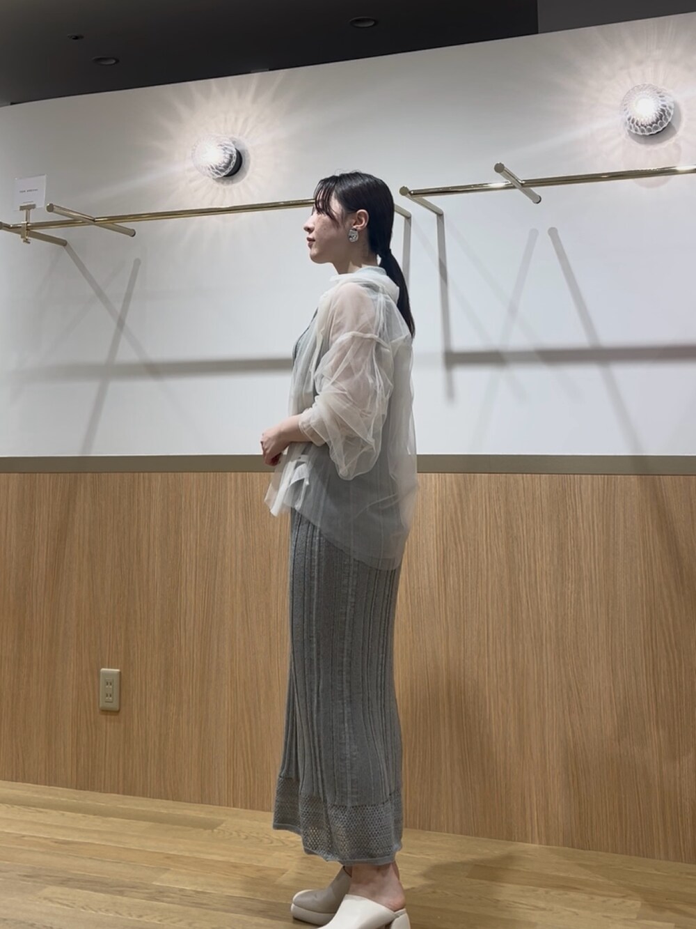 グリーン系のワンピース、ホワイト系のシャツ/ブラウスを着用したレディースの夏コーディネートの2枚目の写真