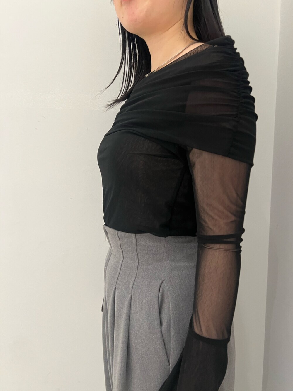 ホワイト系のサンダル、グレー系のその他パンツ、ブラック系のTシャツ/カットソーを着用したレディースの春コーディネートの5枚目の写真