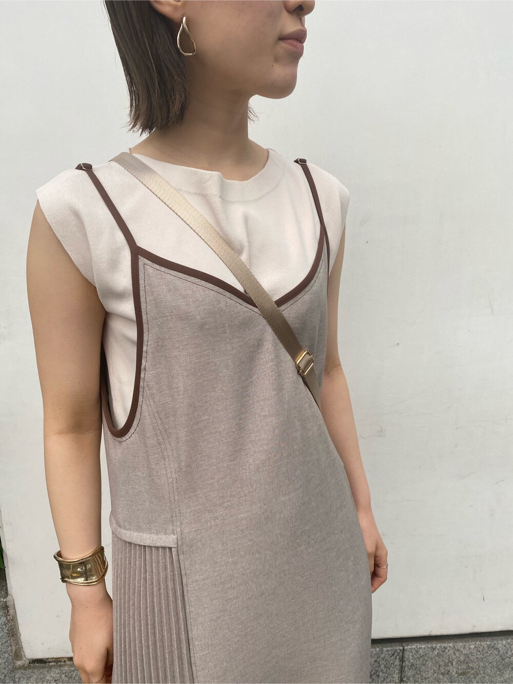 ホワイト系のサンダル、ベージュ系のワンピース、ホワイト系のニット/セーターを着用したレディースの春コーディネートの4枚目の写真