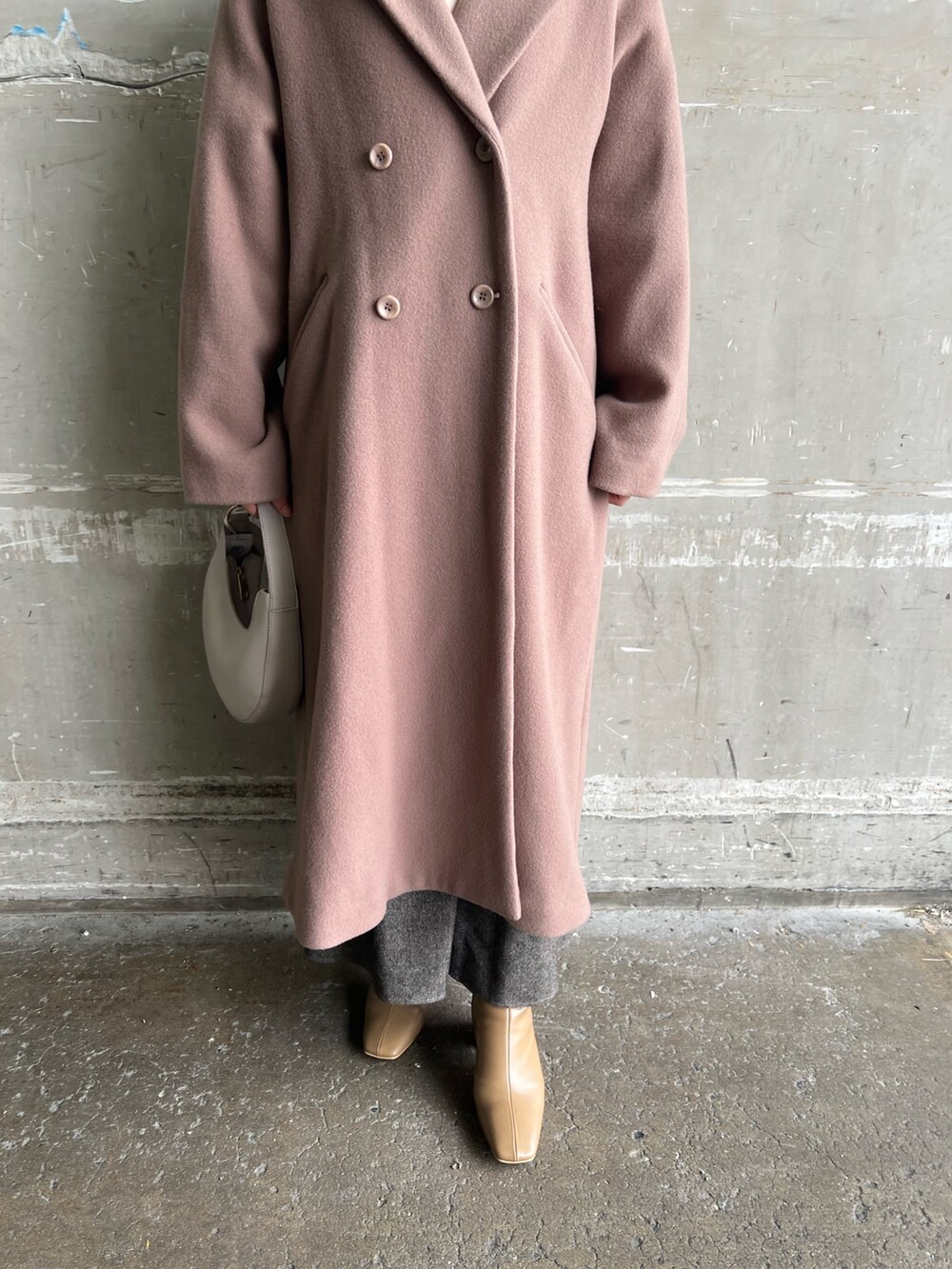 ブラウン系のスカート、ベージュ系のブーツ、ブラウン系のチェスターコートを着用したレディースの秋コーディネートの6枚目の写真