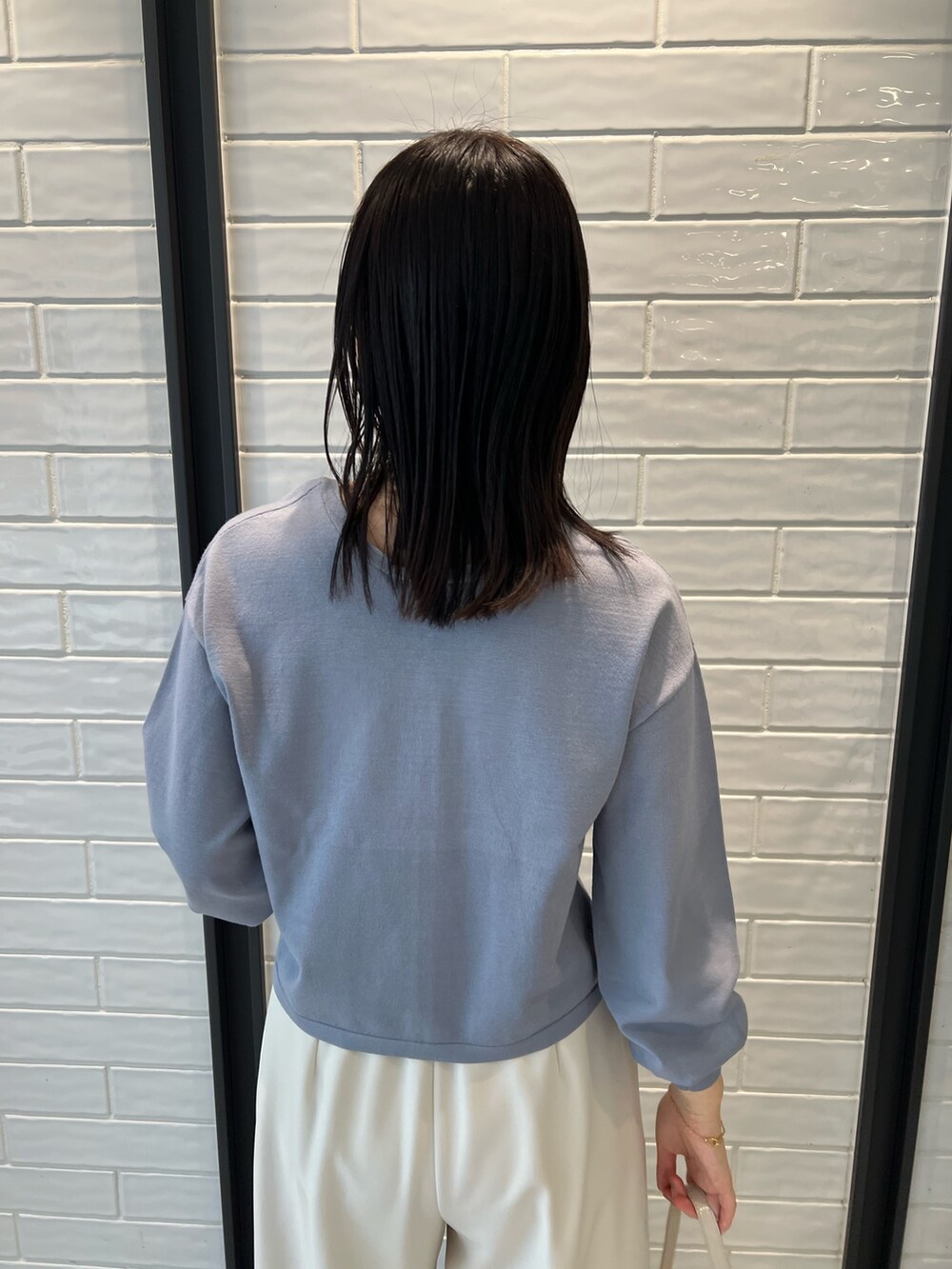 ホワイト系のその他パンツ、ブルー系のニット/セーターを着用したレディースの冬コーディネートの5枚目の写真