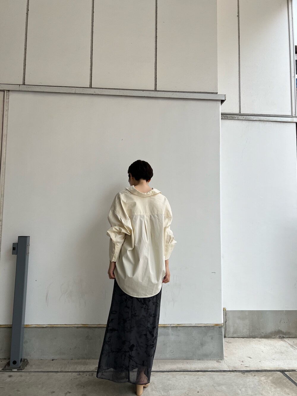 ベージュ系のサンダル、ホワイト系のスカート、ホワイト系のシャツ/ブラウスを着用したレディースの秋コーディネートの3枚目の写真