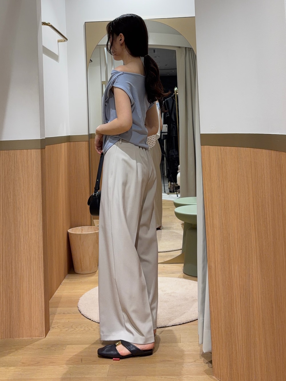 ブラウン系のサンダル、ブルー系のTシャツ/カットソー、ホワイト系のその他パンツを着用したレディースの夏コーディネートの2枚目の写真