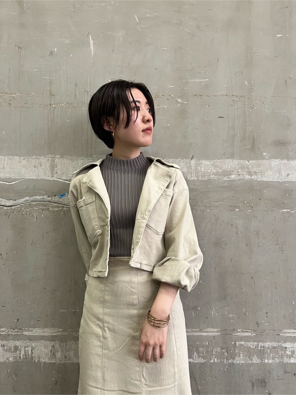 ブラウン系のパンプス、ベージュ系のデニムジャケット、ベージュ系のスカートを着用したレディースの夏コーディネートの8枚目の写真