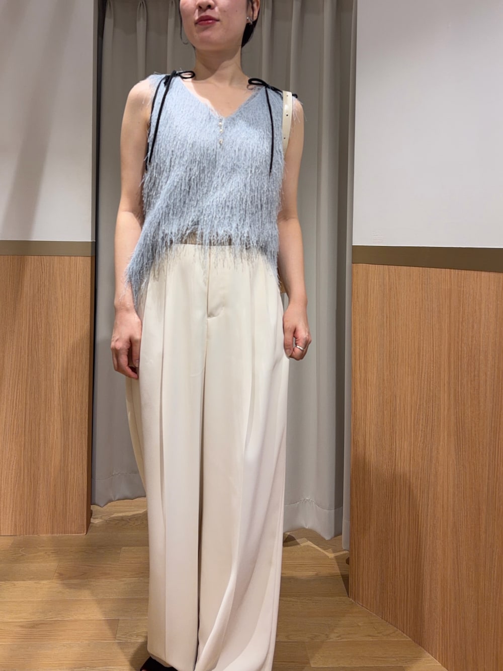 ホワイト系のその他パンツ、ブルー系のTシャツ/カットソー、ブラウン系のサンダルを着用したレディースの夏コーディネートの5枚目の写真
