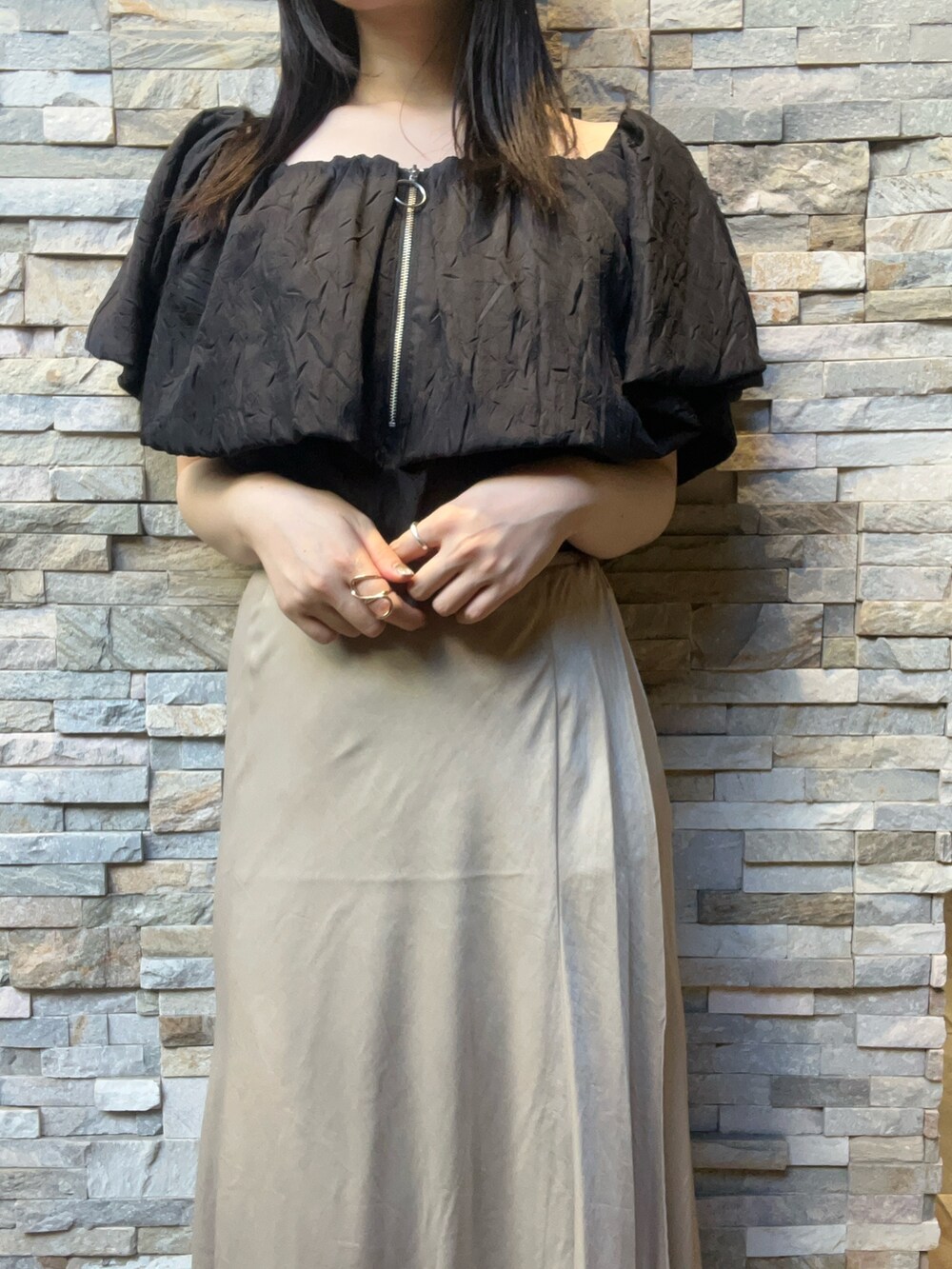 ブラック系のシャツ/ブラウス、ベージュ系のスカート、ホワイト系のサンダルを着用したレディースの夏コーディネートの4枚目の写真