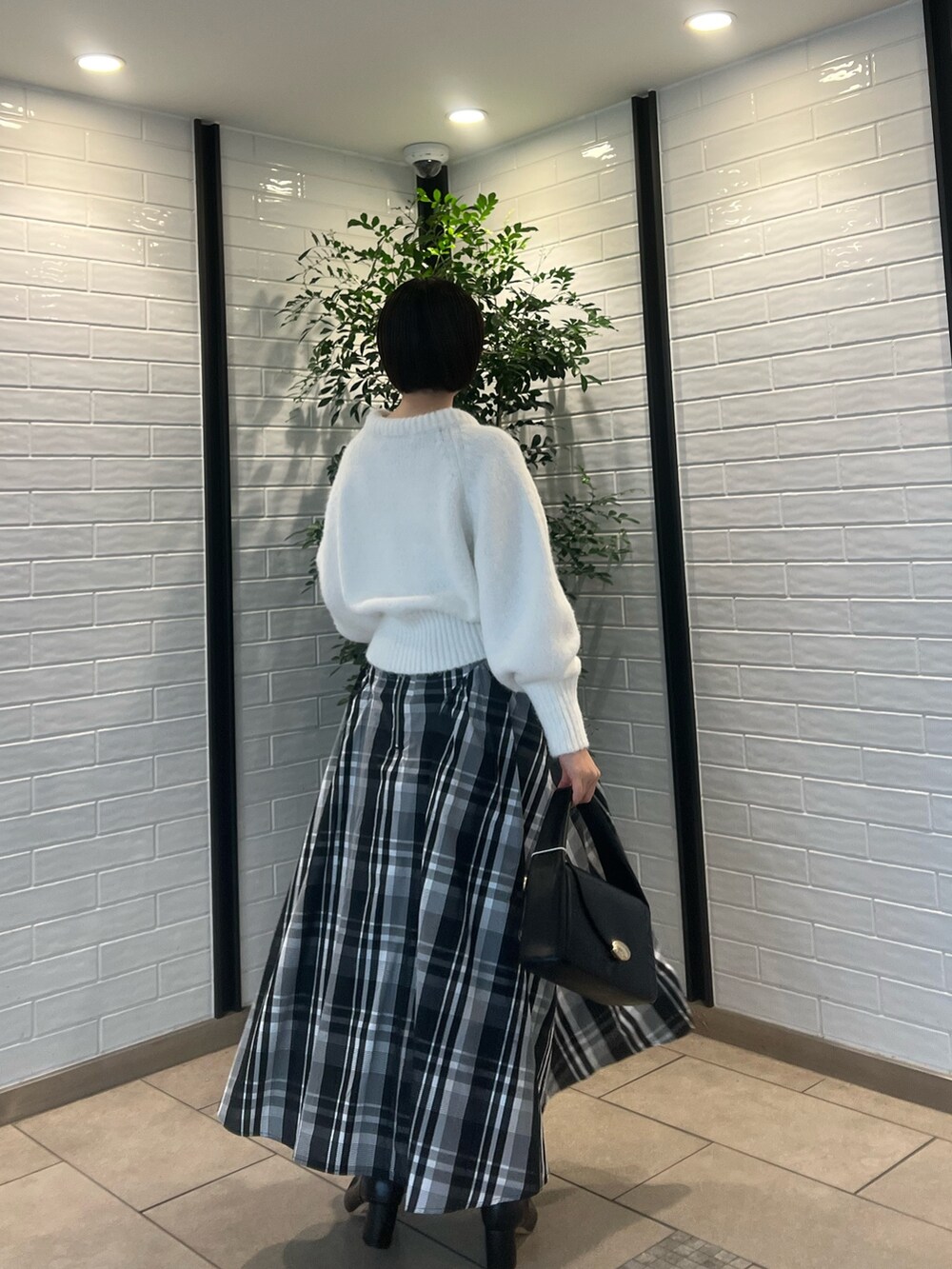 「LAGUNAMOONのカラーショートニットプルオーバー(ニット/セーター、ホワイト系)」を使った、RUNA ONISHIさん(レディース・163cm)の冬コーディネートの2枚目の写真