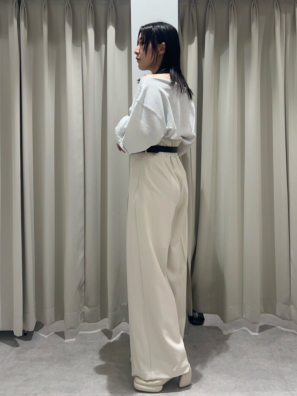 ホワイト系のその他パンツ、ホワイト系のスウェット、ホワイト系のサンダルを着用したレディースの春コーディネートの2枚目の写真