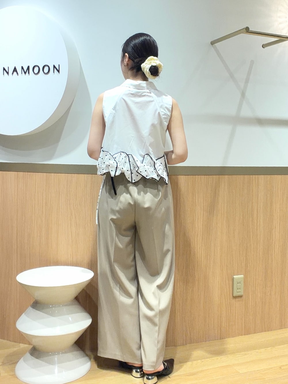 ベージュ系のその他パンツ、ホワイト系のシャツ/ブラウス、ブラウン系のハンドバッグを着用したレディースの夏コーディネートの3枚目の写真