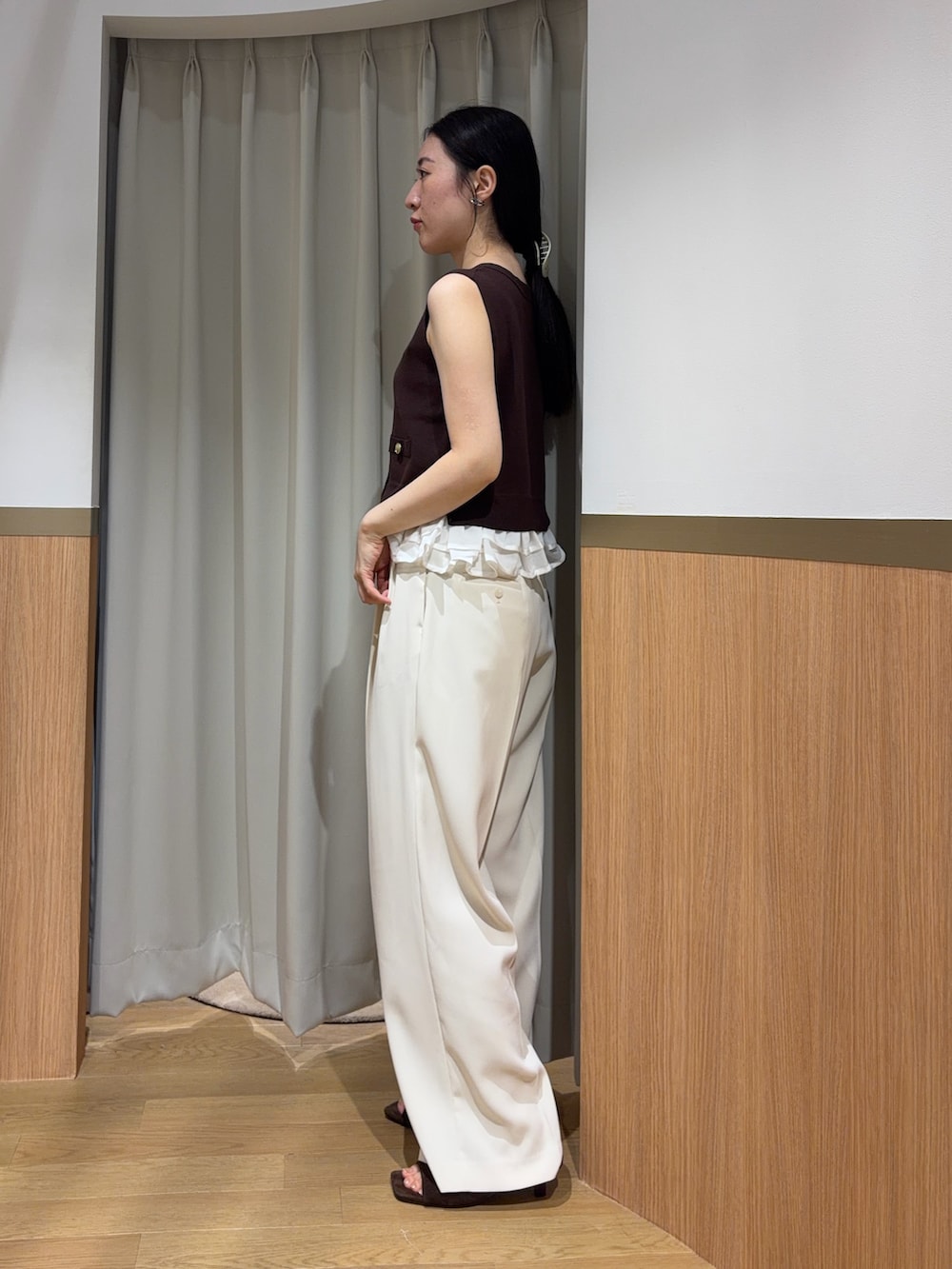ブラウン系のニット/セーター、ホワイト系のその他パンツを着用したレディースの夏コーディネートの2枚目の写真