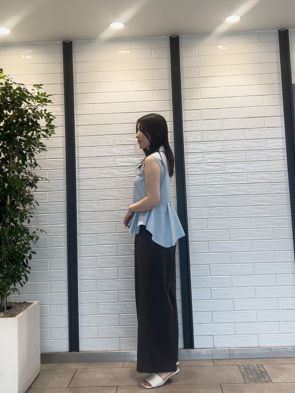 ブルー系のシャツ/ブラウス、グレー系のその他パンツを着用したレディースの夏コーディネートの2枚目の写真