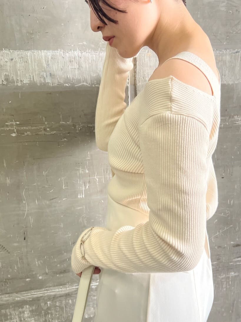 ブラウン系のパンプス、ホワイト系のスカート、ホワイト系のニット/セーターを着用したレディースの夏コーディネートの6枚目の写真