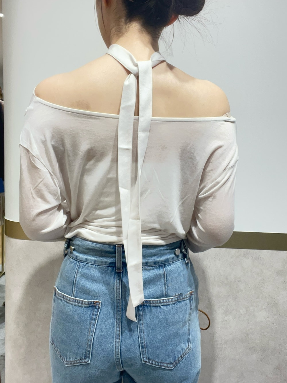 ベージュ系のブルゾン、ホワイト系のTシャツ/カットソー、ブルー系のデニムパンツを着用したレディースの春コーディネートの6枚目の写真