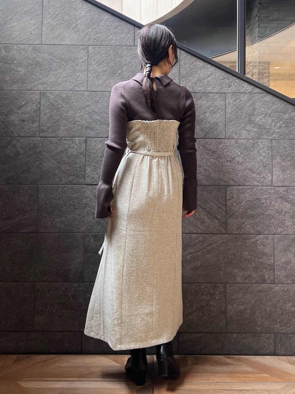 ブラック系のブーツ、ブルー系のワンピースを着用したレディースの秋コーディネートの3枚目の写真