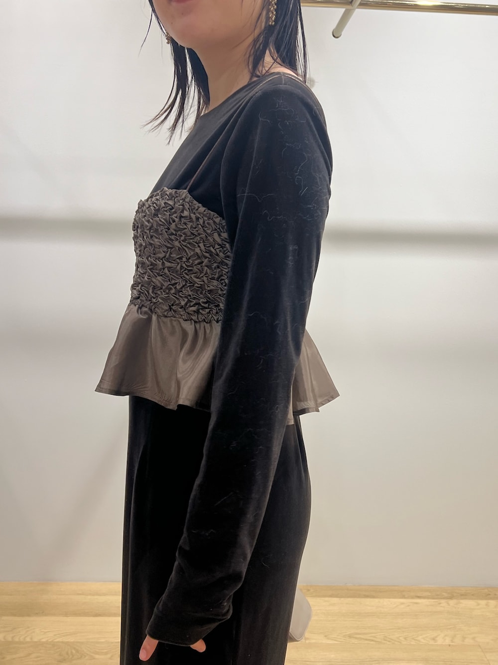 ブラック系のパンプス、ブラウン系のドレスを着用したレディースの冬コーディネートの5枚目の写真