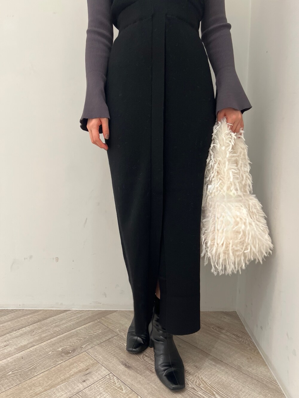 グレー系のニット/セーター、ブラック系のワンピースを着用したレディースの冬コーディネートの7枚目の写真