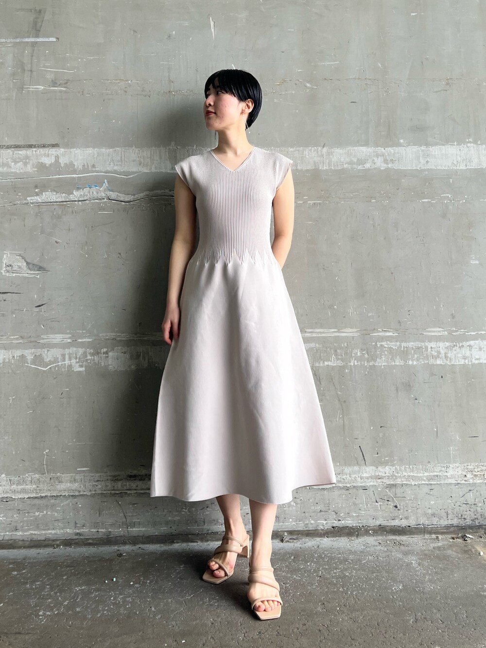 ベージュ系のサンダル、ベージュ系のテーラードジャケット、グレー系のワンピースを着用したレディースの春コーディネートの4枚目の写真