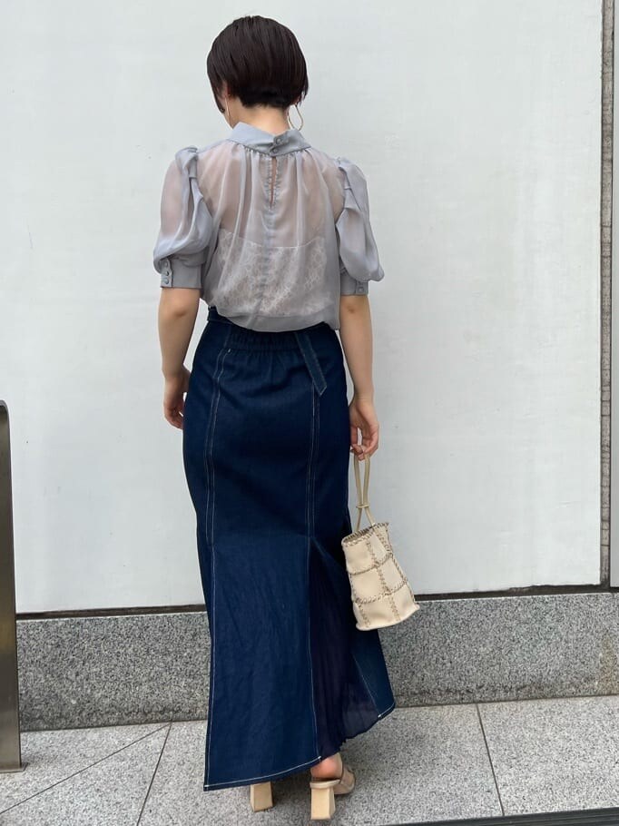 ブルー系のシャツ/ブラウス、グリーン系のサンダル、ブルー系のスカートを着用したレディースの春コーディネートの2枚目の写真