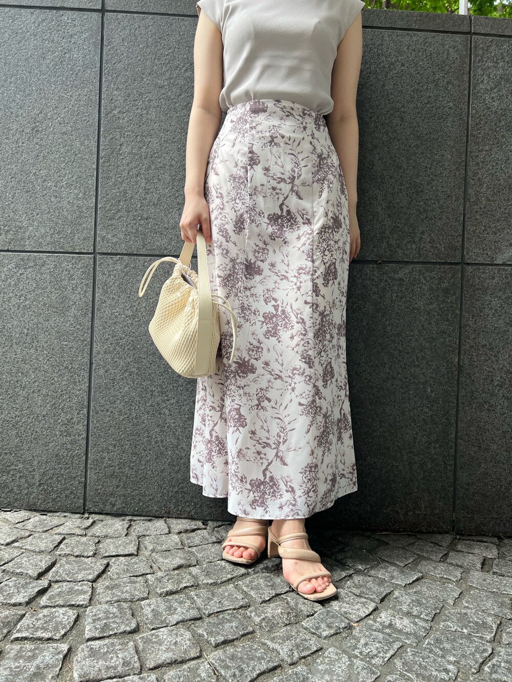 ベージュ系のサンダル、ベージュ系のニット/セーター、ブラウン系のスカートを着用したレディースの夏コーディネートの7枚目の写真