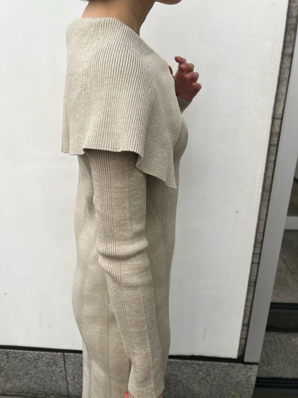 ホワイト系のパンプス、ベージュ系のワンピース、ホワイト系のショルダーバッグを着用したレディースの春コーディネートの4枚目の写真