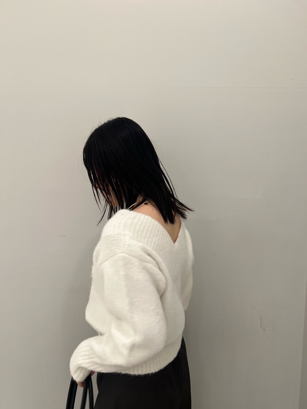 グレー系のその他パンツ、ブラック系のパンプス、ブラック系のショルダーバッグを着用したレディースの冬コーディネートの5枚目の写真