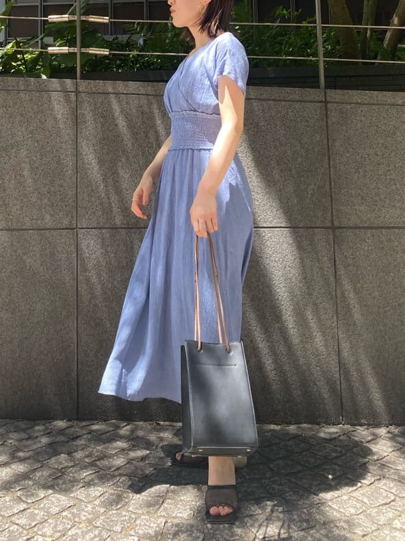 ブラック系のハンドバッグ、ブルー系のワンピース、ブラック系のその他シューズを着用したレディースの夏コーディネートの2枚目の写真