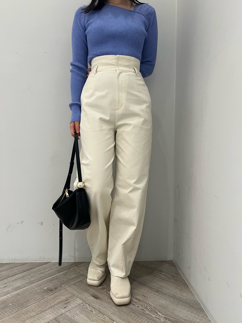 ブルー系のニット/セーター、ホワイト系のその他パンツ、ホワイト系のサンダルを着用したレディースの春コーディネートの6枚目の写真