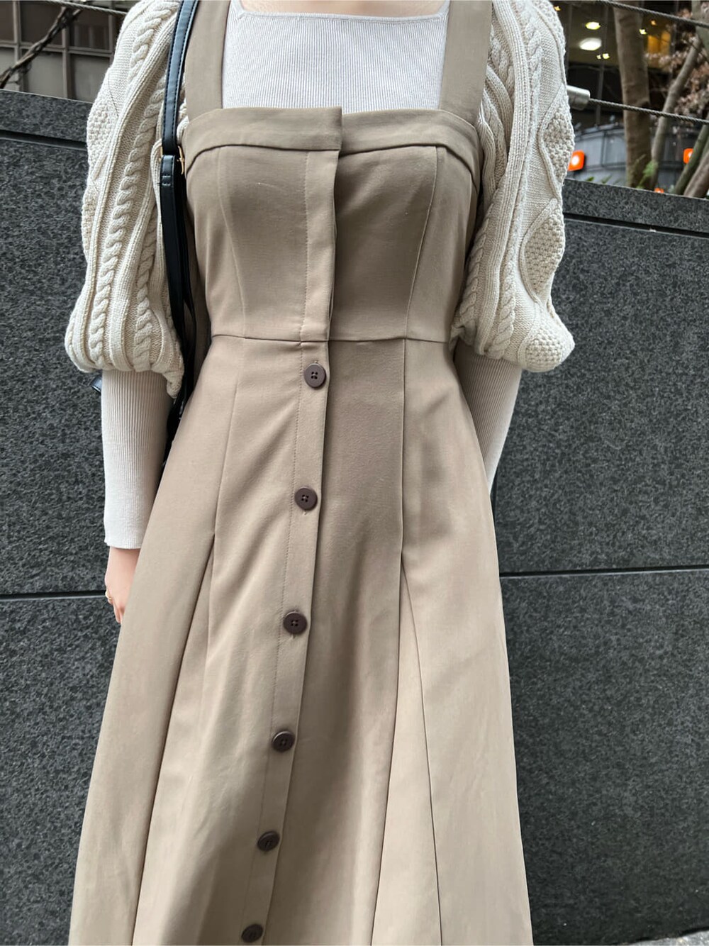 ホワイト系のハンドバッグ、ベージュ系のその他シューズ、ホワイト系のニット/セーターを着用したレディースの冬コーディネートの5枚目の写真