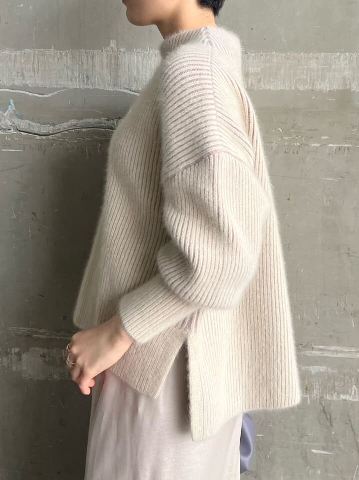 レッド系のブーツ、グレー系のスカート、パープル系のハンドバッグを着用したレディースの秋コーディネートの6枚目の写真