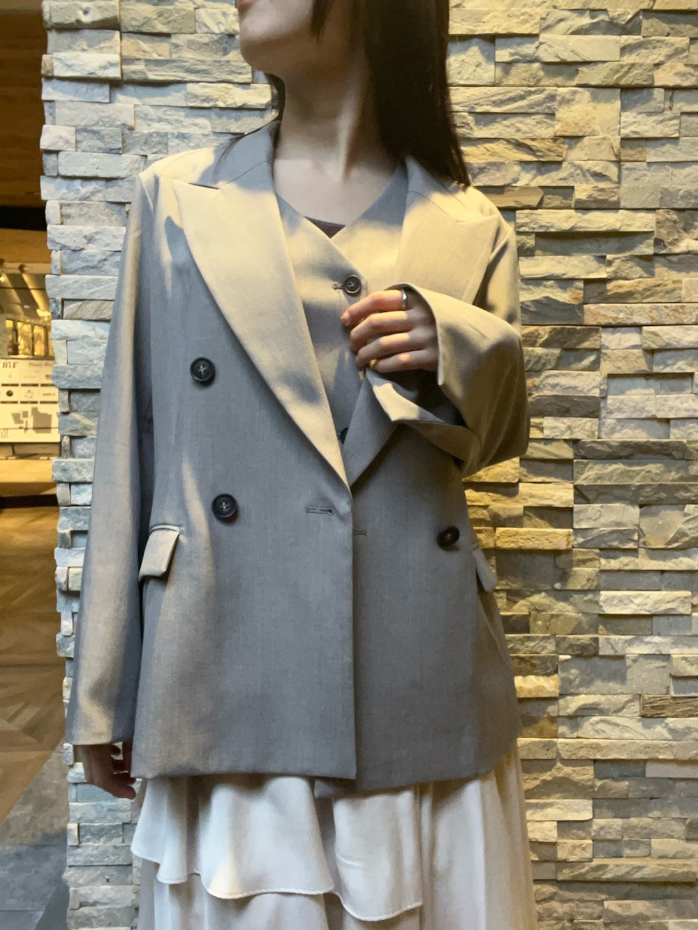 グレー系のワンピース、グレー系のテーラードジャケットを着用したレディースの冬コーディネートの3枚目の写真