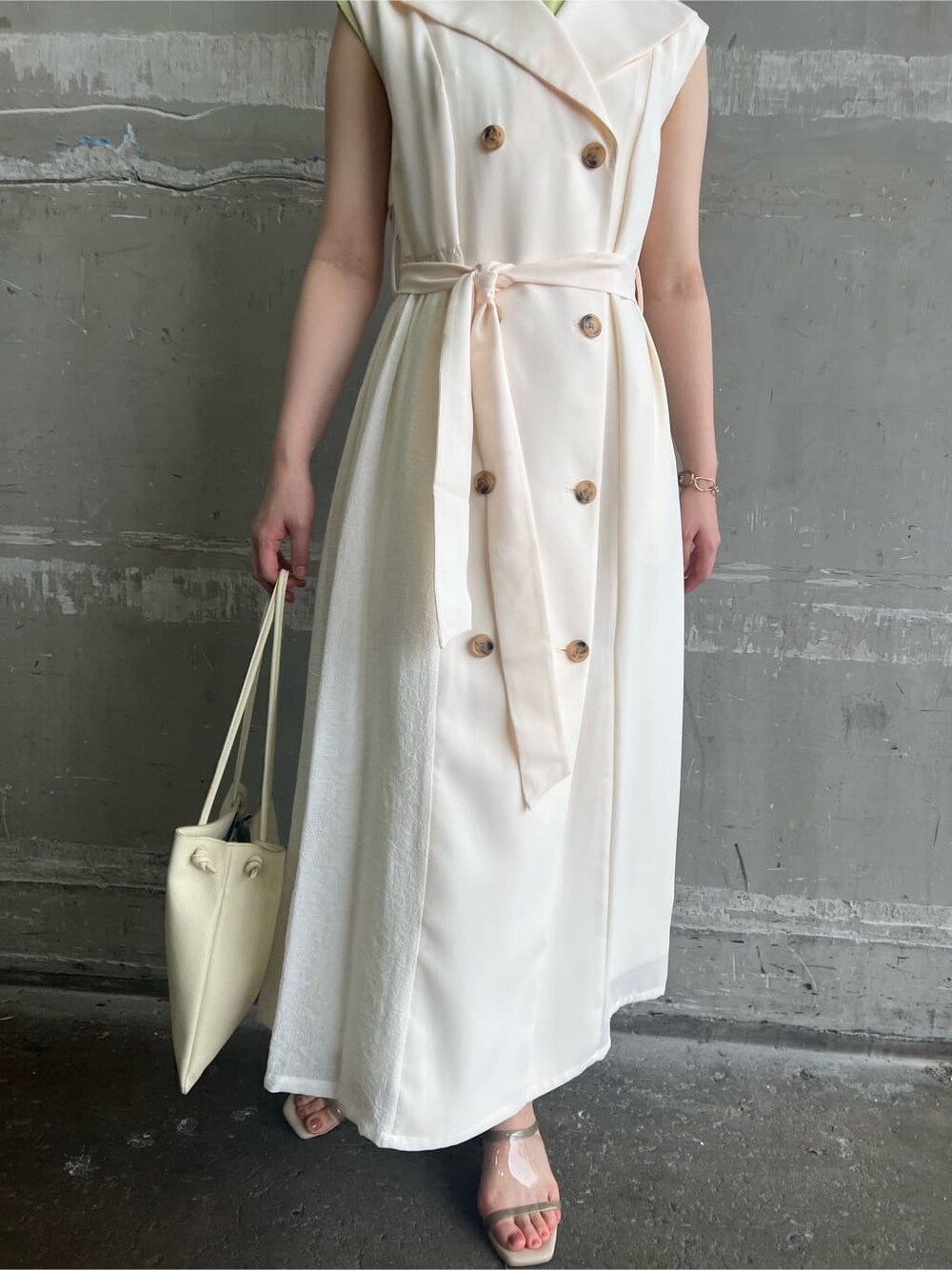 ホワイト系のハンドバッグ、ホワイト系のワンピース、グリーン系のサンダルを着用したレディースの春コーディネートの9枚目の写真