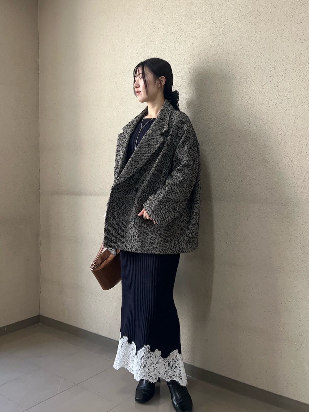 ベージュ系のその他アウター、イエロー系のハンドバッグ、ブルー系のワンピースを着用したレディースの秋コーディネートの2枚目の写真