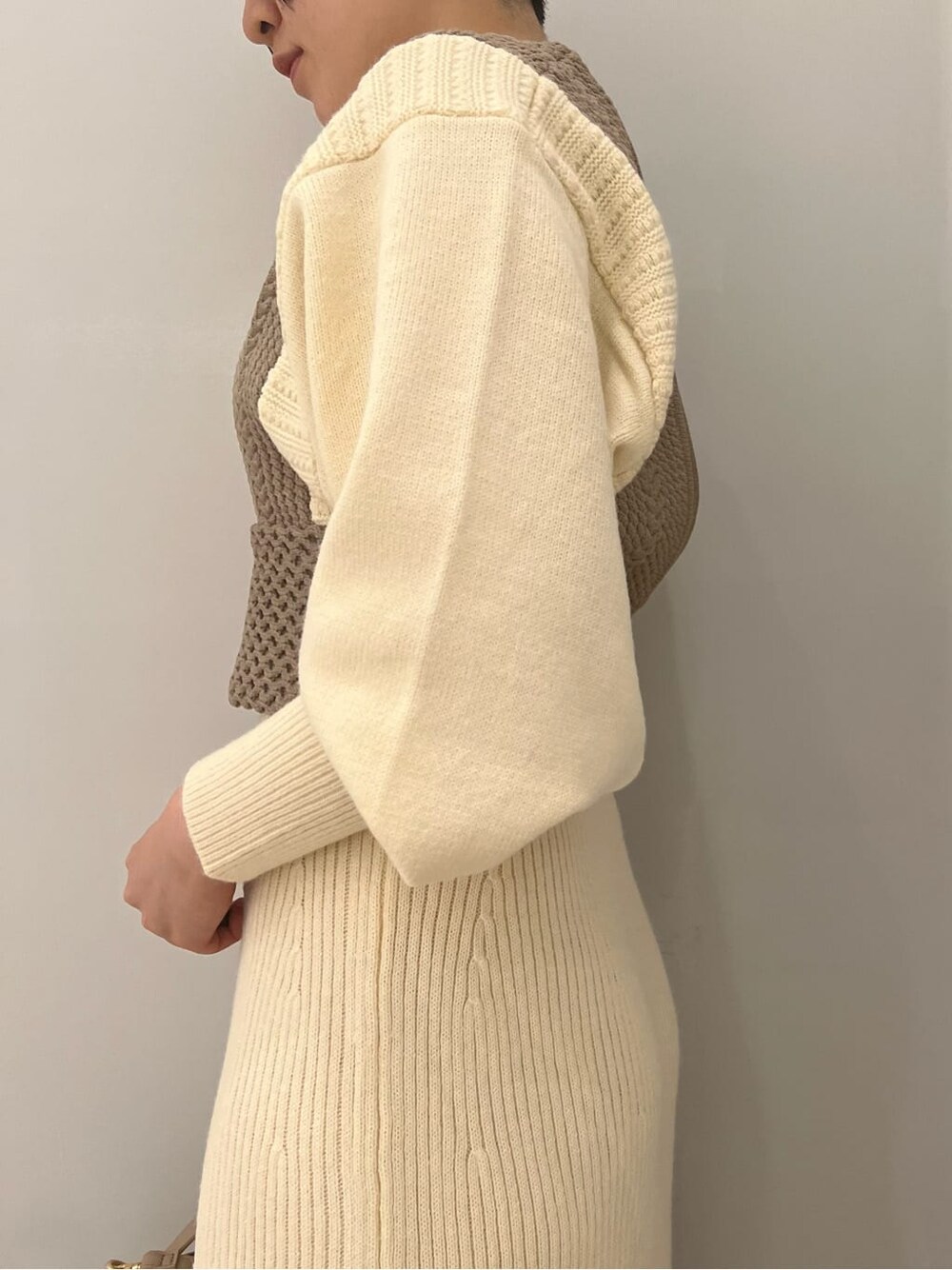 レッド系のブーツ、ホワイト系のワンピース、ホワイト系のワンピースを着用したレディースの秋コーディネートの4枚目の写真