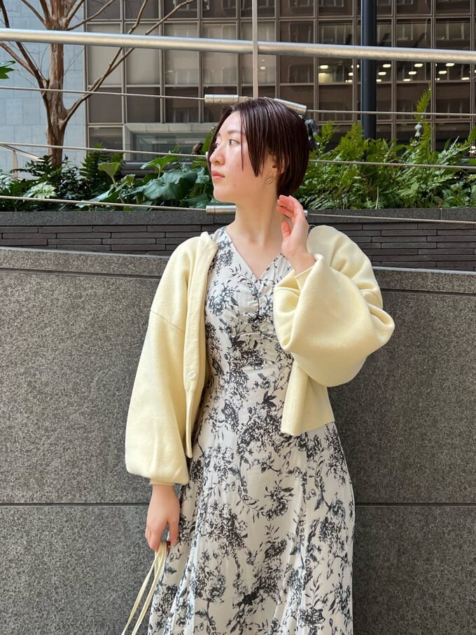 ベージュ系のブーツ、ホワイト系のハンドバッグ、イエロー系のカーディガン/ボレロを着用したレディースの春コーディネートの10枚目の写真