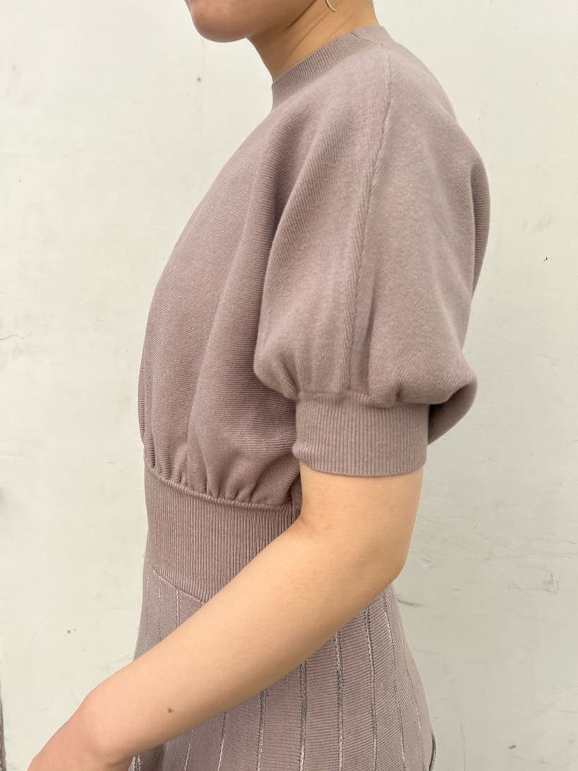 ホワイト系のノーカラーコート、グレー系のワンピース、ホワイト系のサンダルを着用したレディースの冬コーディネートの5枚目の写真